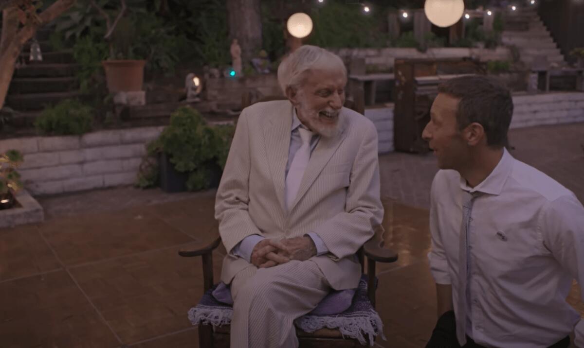 Dick Van Dyke regala emozioni a 99 anni | Ma chi si aspetterebbe di vederlo danzare con i Coldplay? -