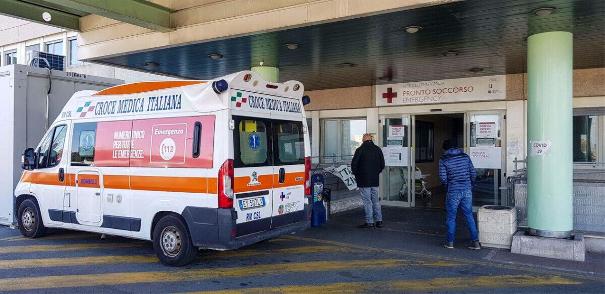Muore dopo 8 giorni su una barella | È solo il segno di un sistema sanitario in crisi? -