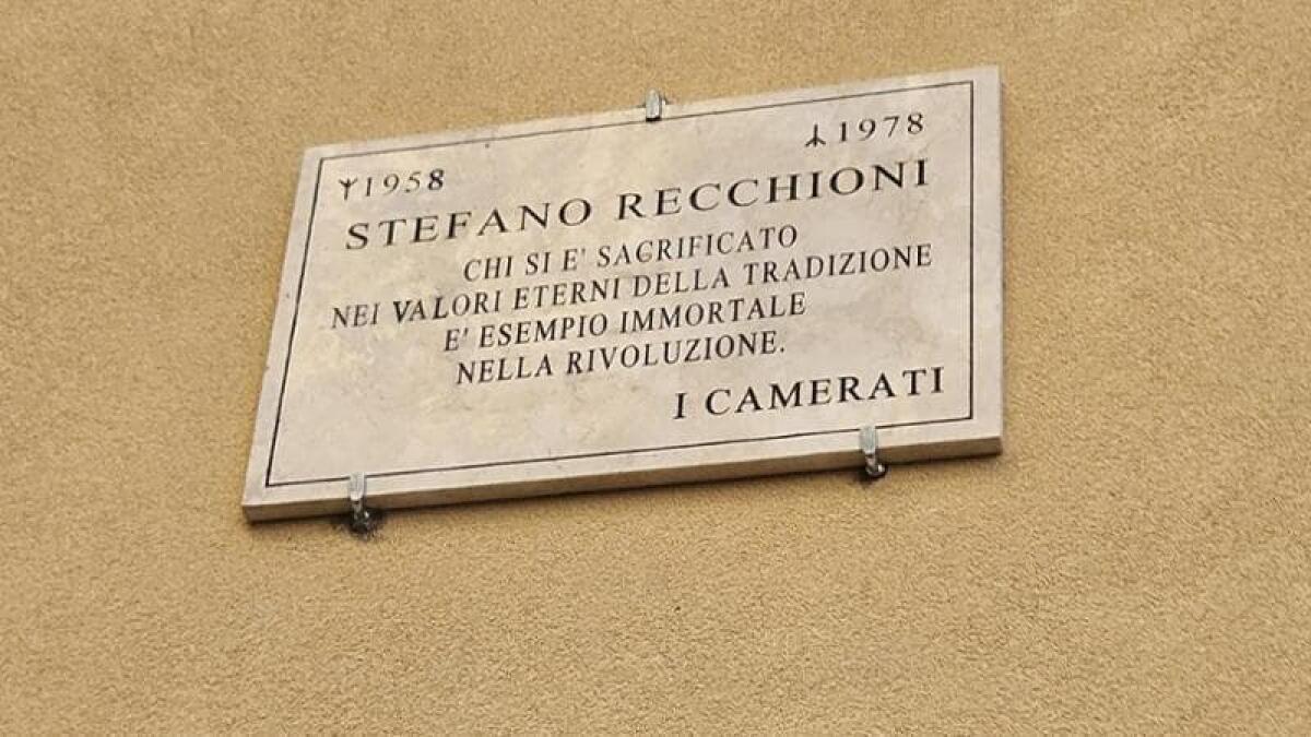 Rimozione della targa "Camerati" | Vile provocazione o atto di giustizia? - 