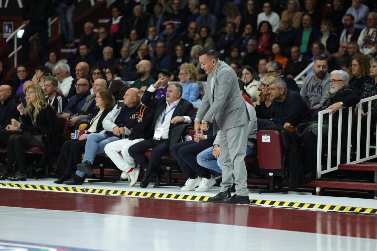 Trapani Shark espulso dal match: il presidente Antonini si ribella contro l'arbitro! | Cosa sta succedendo davvero nel mondo del basket?