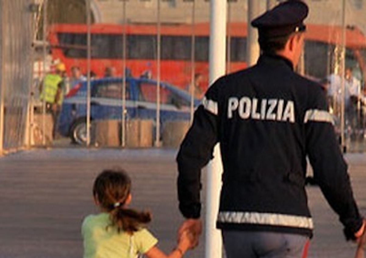 Madre “abbandona” figlia di 4 anni: se ne ricorda dopo un’ora 