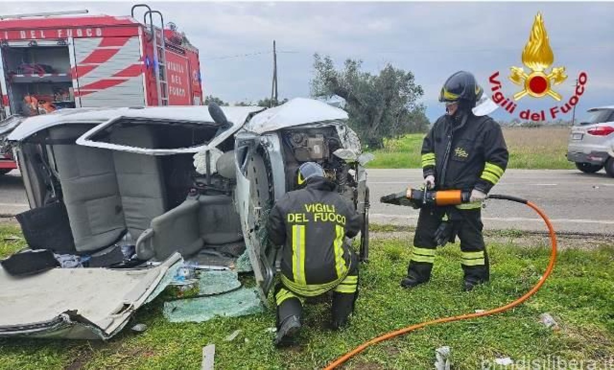 Incidente mortale nella zona industriale: Vigili del Fuoco estraggono vittima