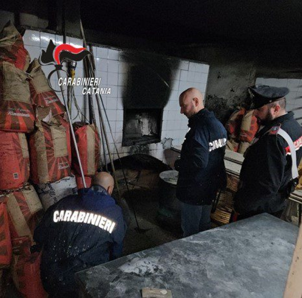 Panificio apprezzato nel Catanese totalmente abusivo: trovate blatte, ragnatele e pane contaminato 