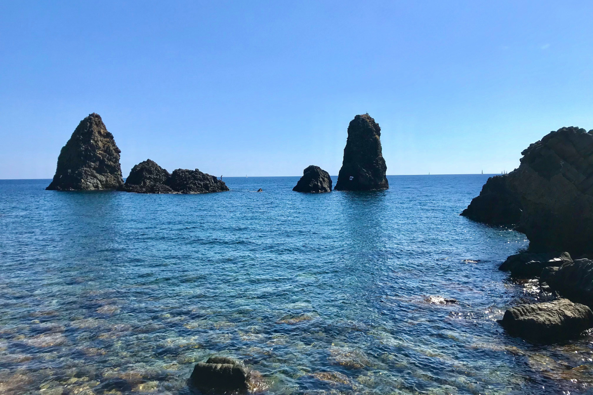 Il segreto delle spiagge di Catania | La rive di Acitrezza nascondono un mistero assurdo che pochi conoscono