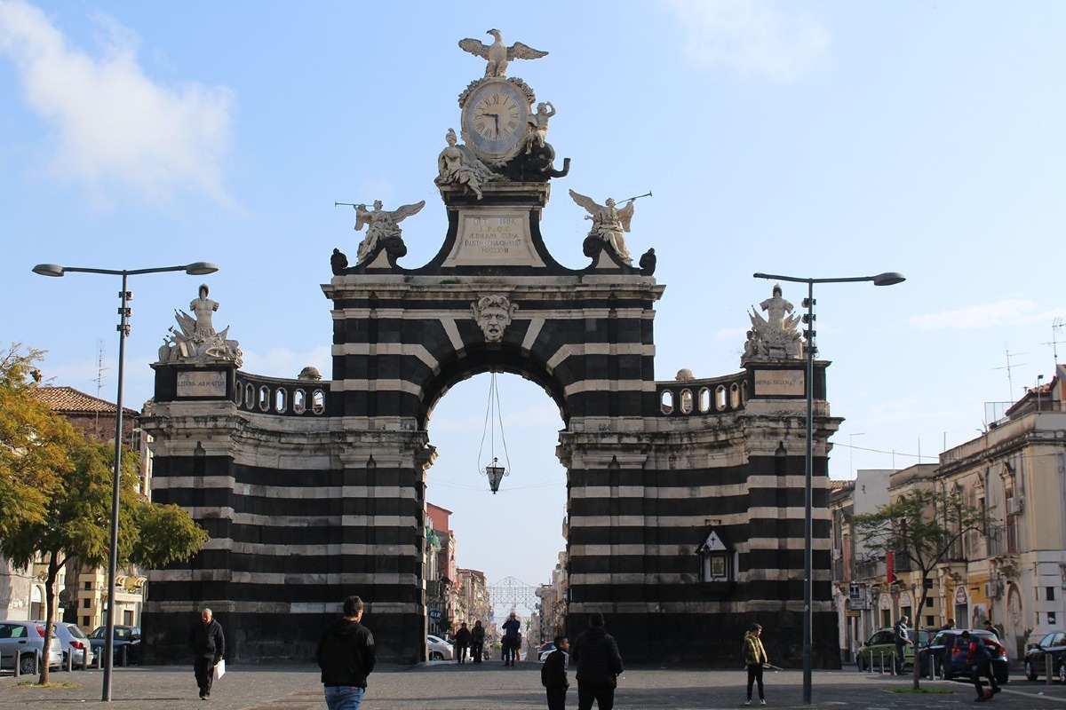 Sparatoria a Catania | Una lite passionale sconvolge piazza Palestro