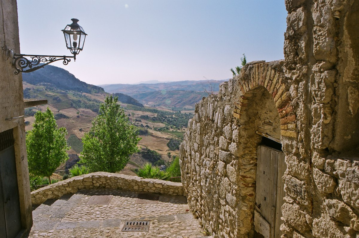 Scoperta una creatura sconosciuta in Sicilia | Vive in una grotta segreta e ha un nome assurdo