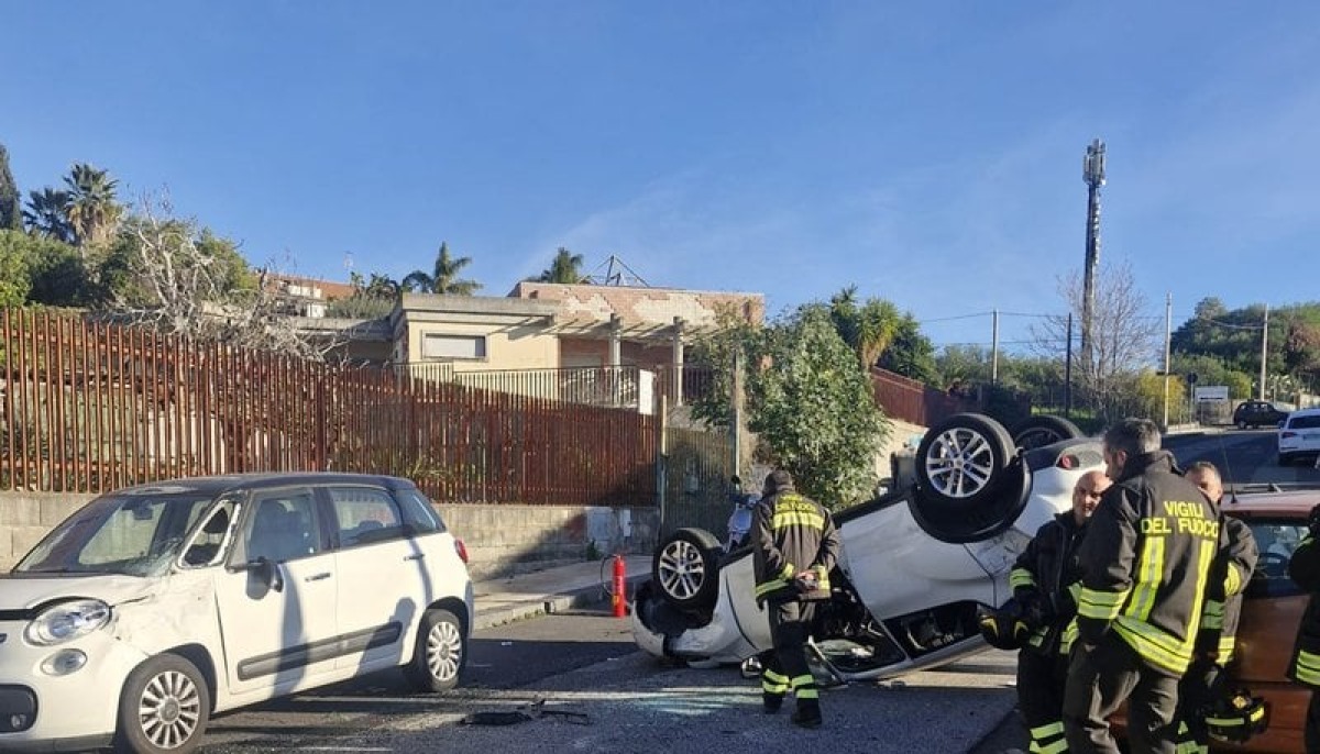 Incidente stradale: auto ribaltata a San Gregorio, donna ferita 