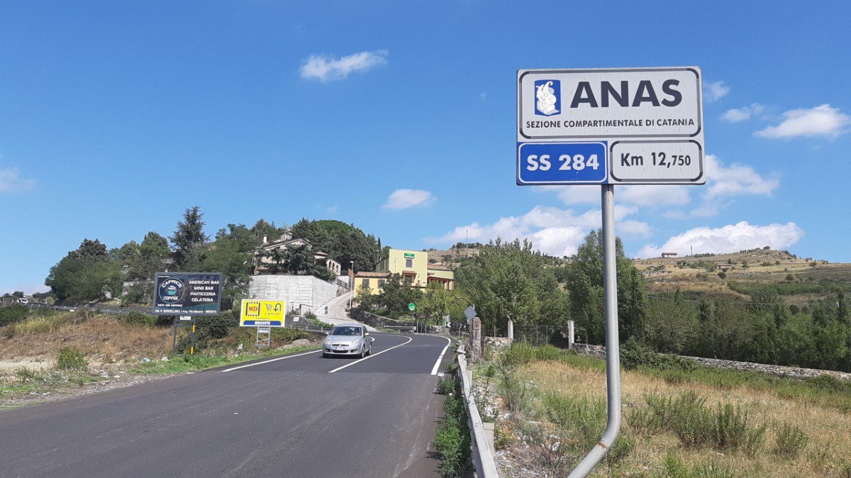 Incidente stradale nel sabato Catanese: auto capovolta e distrutta