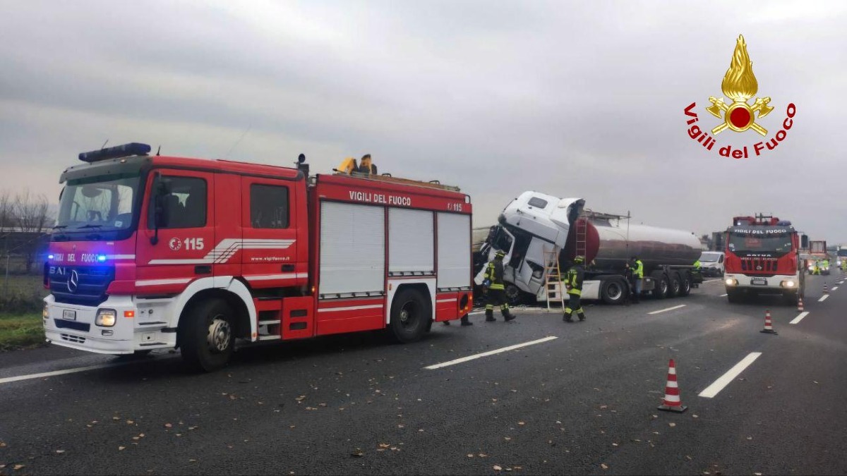 Incidente mortale in autostrada: operaio a bordo strada deceduto 