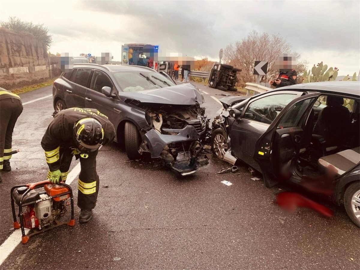 Grave incidente stradale: otto feriti, uno grave in elisoccorso