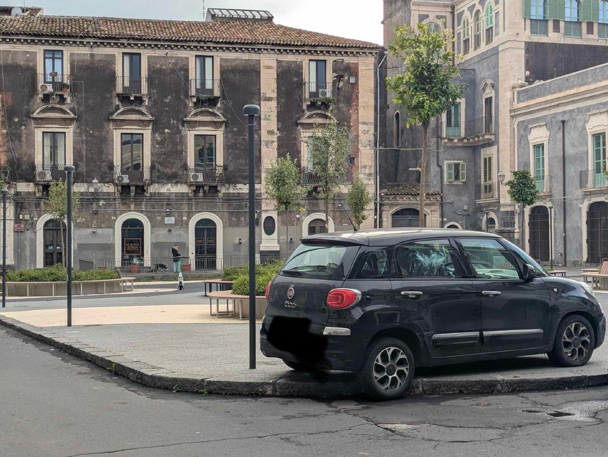 Piazza appena riqualificata, sosta selvaggia prontamente effettuata [FOTO]