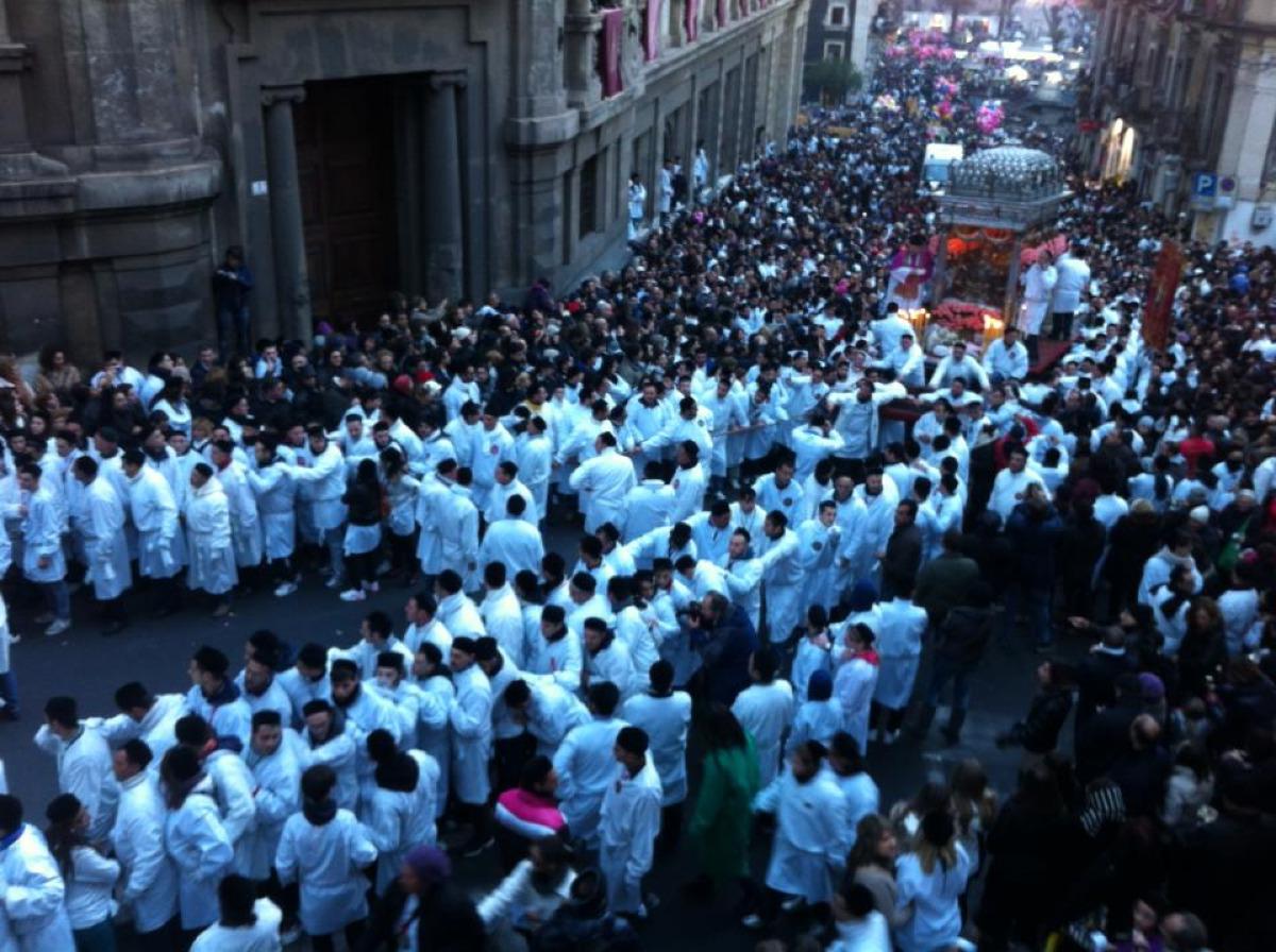 Sant’Agata e le notti della devozione estrema | Quello che succede davvero durante la festa - 