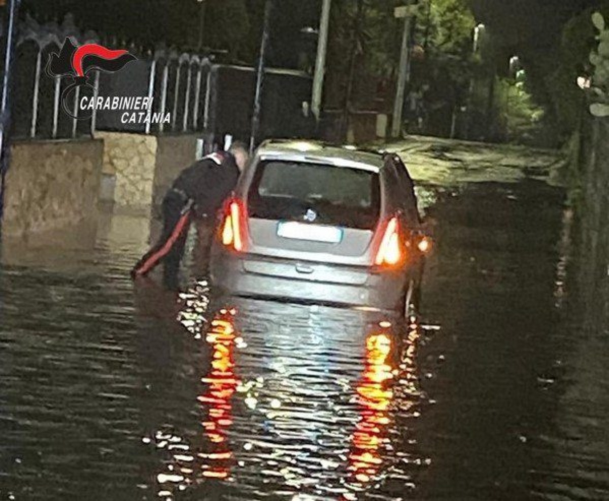 Carabinieri salvano donna intrappolata in auto durante maltempo 