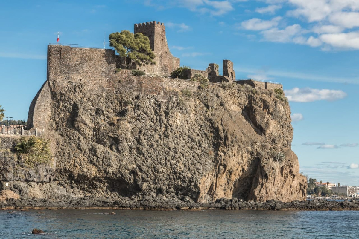 Il mistero delle grotte di Aci Castello | Scopri i segreti nascosti sotto la fortezza normanna catanese - 