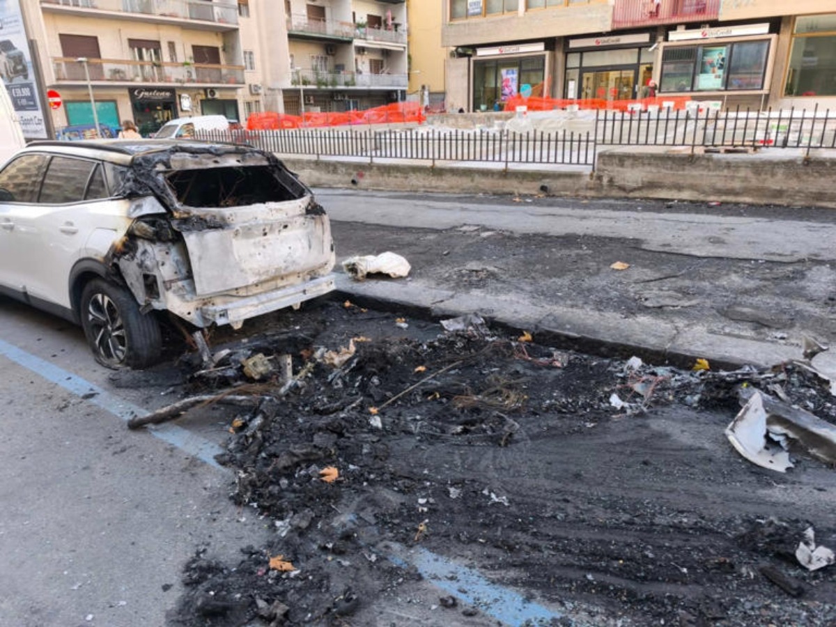 Incendio distrugge una Porsche a Catania | Le indagini sono ancora in corso - 