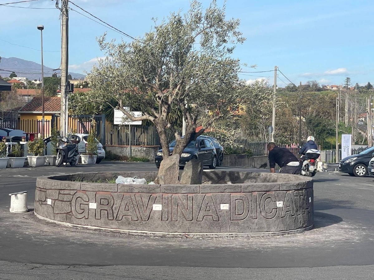 Una nuova rotatoria cambia Gravina di Catania | Ecco come migliorerà una via centrale della città - 