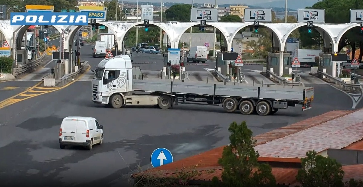 Fuga spericolata sulla A18: camionista senza patente contromano - 