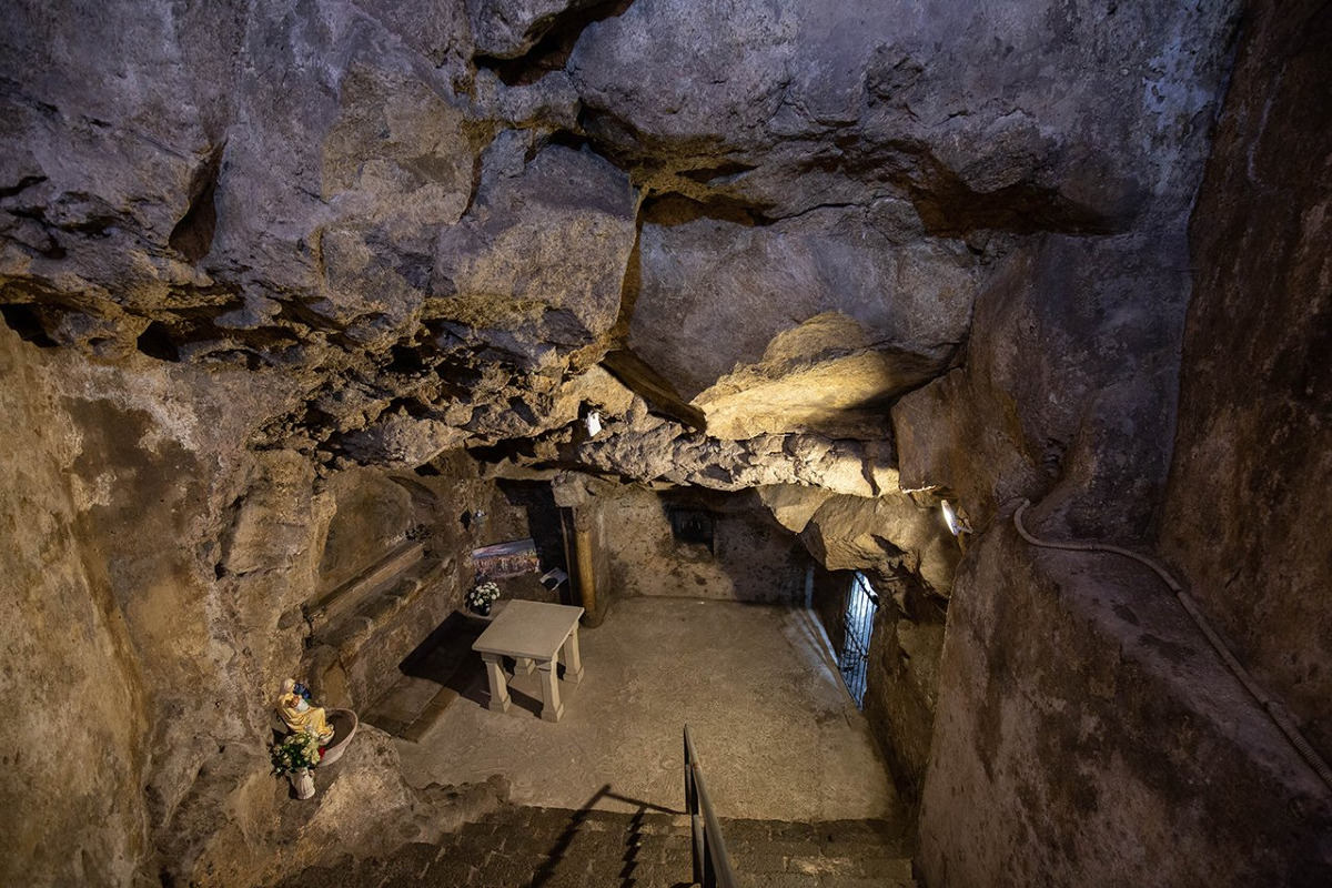 I segreti della cripta della Chiesa di San Gaetano alle Grotte | Un rifugio sotterraneo tra storia e fede