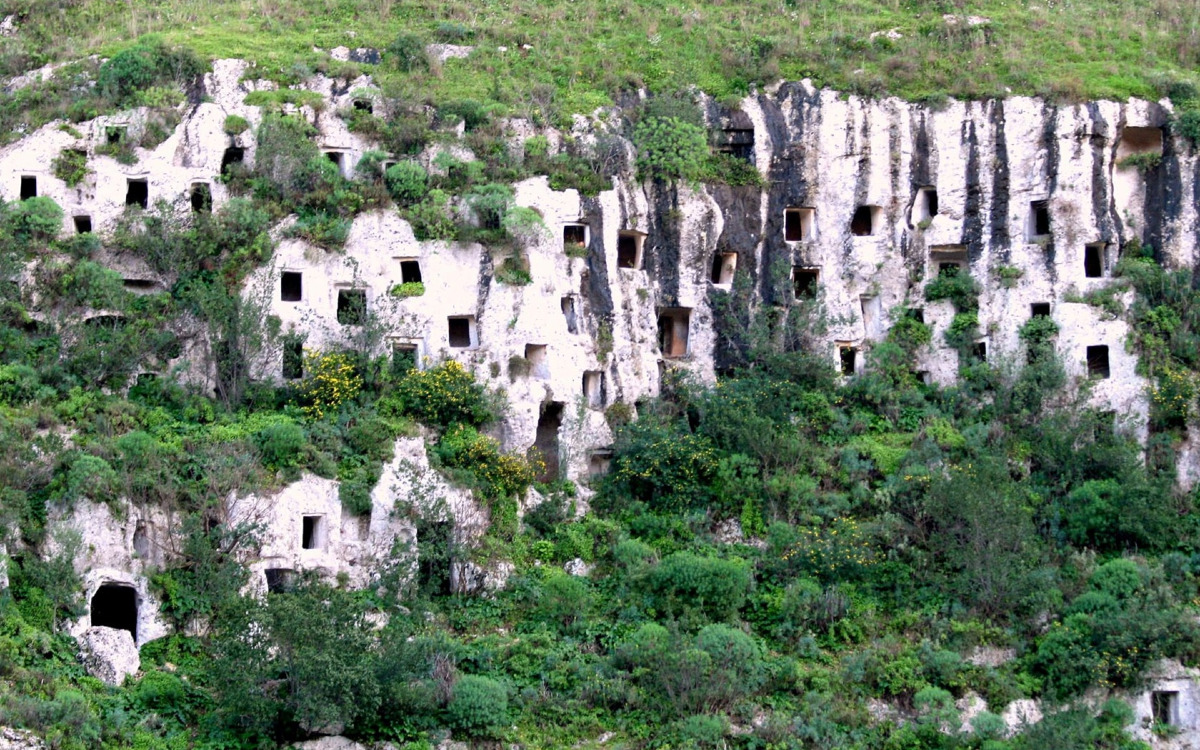 Pantalica, la città dei morti | Il più grande cimitero rupestre di Siracusa cela un mistero mai risolto