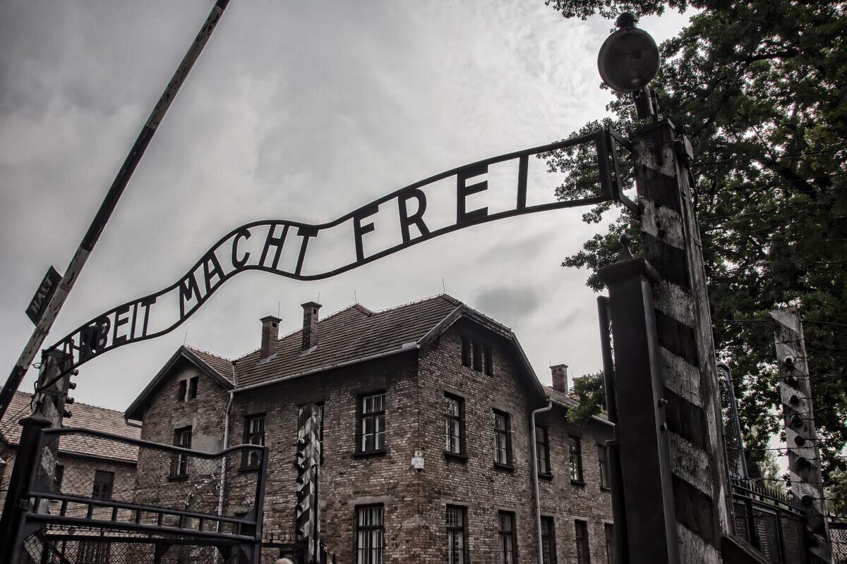 Roma alle scuole di Auschwitz | Scoprete il legame inaspettato con le ingiustizie di oggi! - 