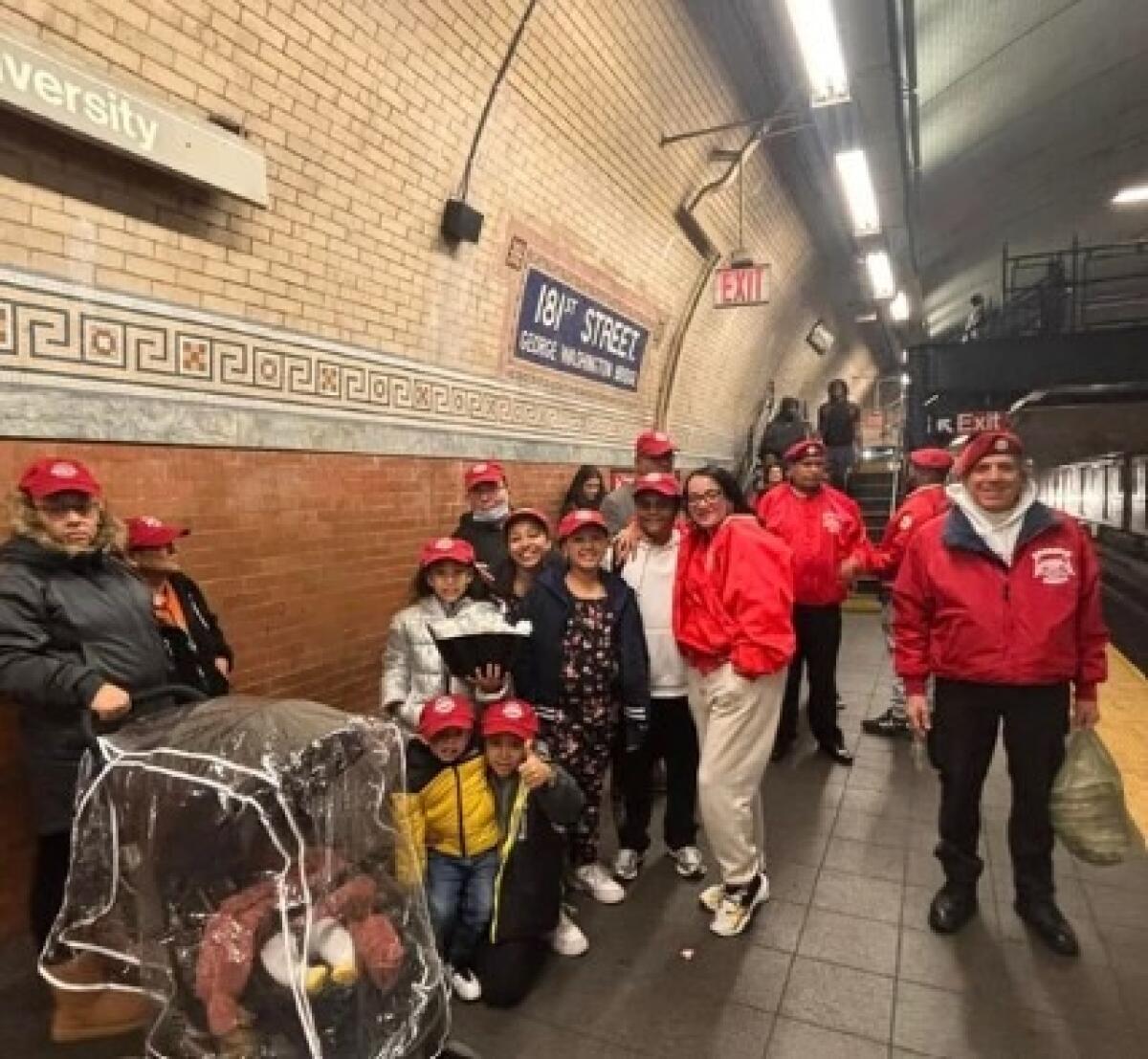 Tornano i Guardian Angels in metro a New York | È davvero la soluzione ai crescenti episodi di violenza? - 