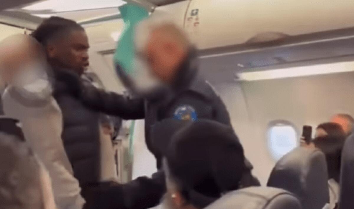 Calciatore belga aggredito in aereo dalla polizia italiana | La verità dietro la black list di Israele sconvolge tutti!