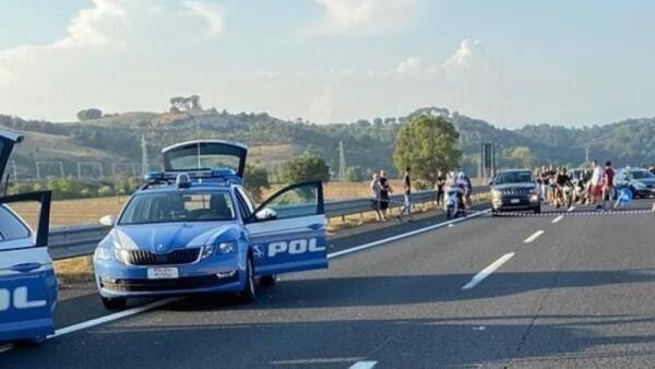 Prima crea incidente mortale poi scappa a piedi in autostrada