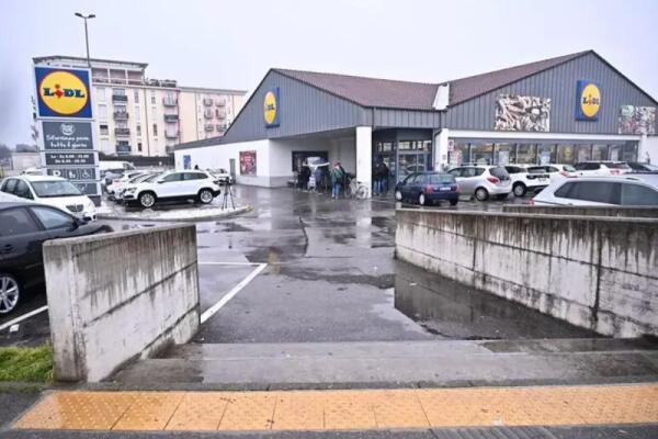 Improvviso orrore al supermarket: accoltellamento nella coppia