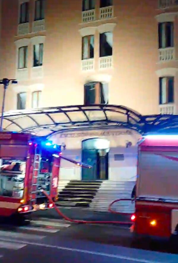 Fiamme all’ex hotel Excelsior: intervento dei Vigili del Fuoco