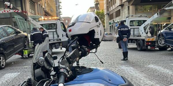 Chiavi d’Auto e caos | I parcheggiatori abusivi di Catania sfidano le regole