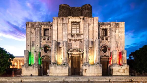 Chiesa San Nicoló l’Arena: nuova illuminazione “artistica” e polemiche sul tricolore [FOTO]