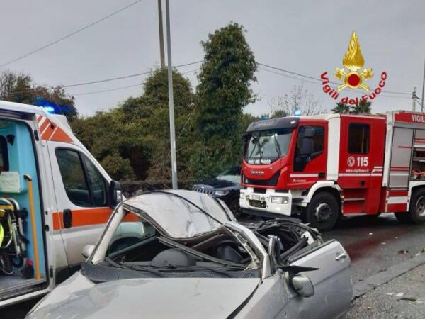 22enne si schianta sulla circonvallazione: auto ribaltata nell’incidente stradale