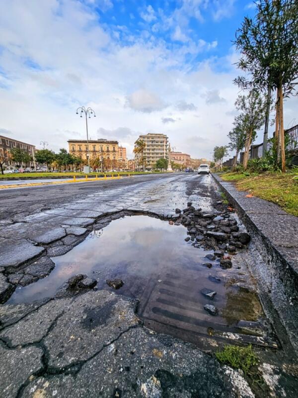 Pozzanghera artistica nella caditoia otturata a Catania [FOTO]