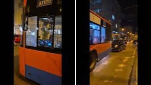 Baby gang lancia un albero di Natale contro un bus a Napoli | La città è in balia della paura?