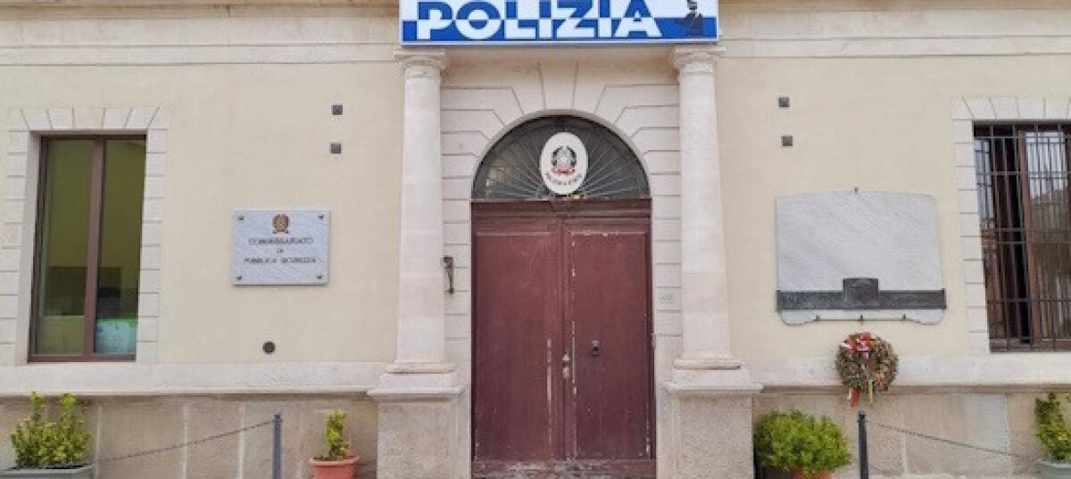 Arresti domiciliari per un uomo noto alle forze dell'ordine | La Polizia svela un oscuro segreto di violenza intrafamiliare!