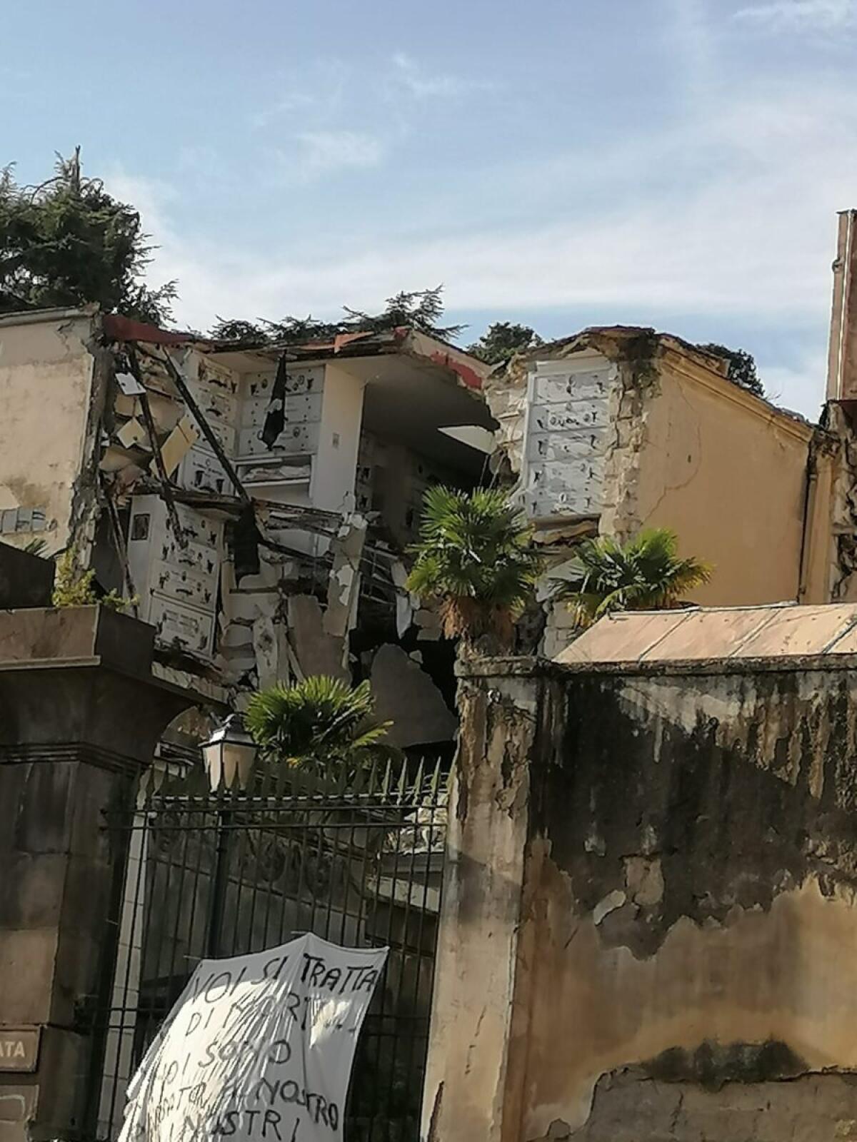 Proteste a Poggioreale | I cittadini minacciano di entrare in cimitero per riprendere i cari scomparsi! - 
