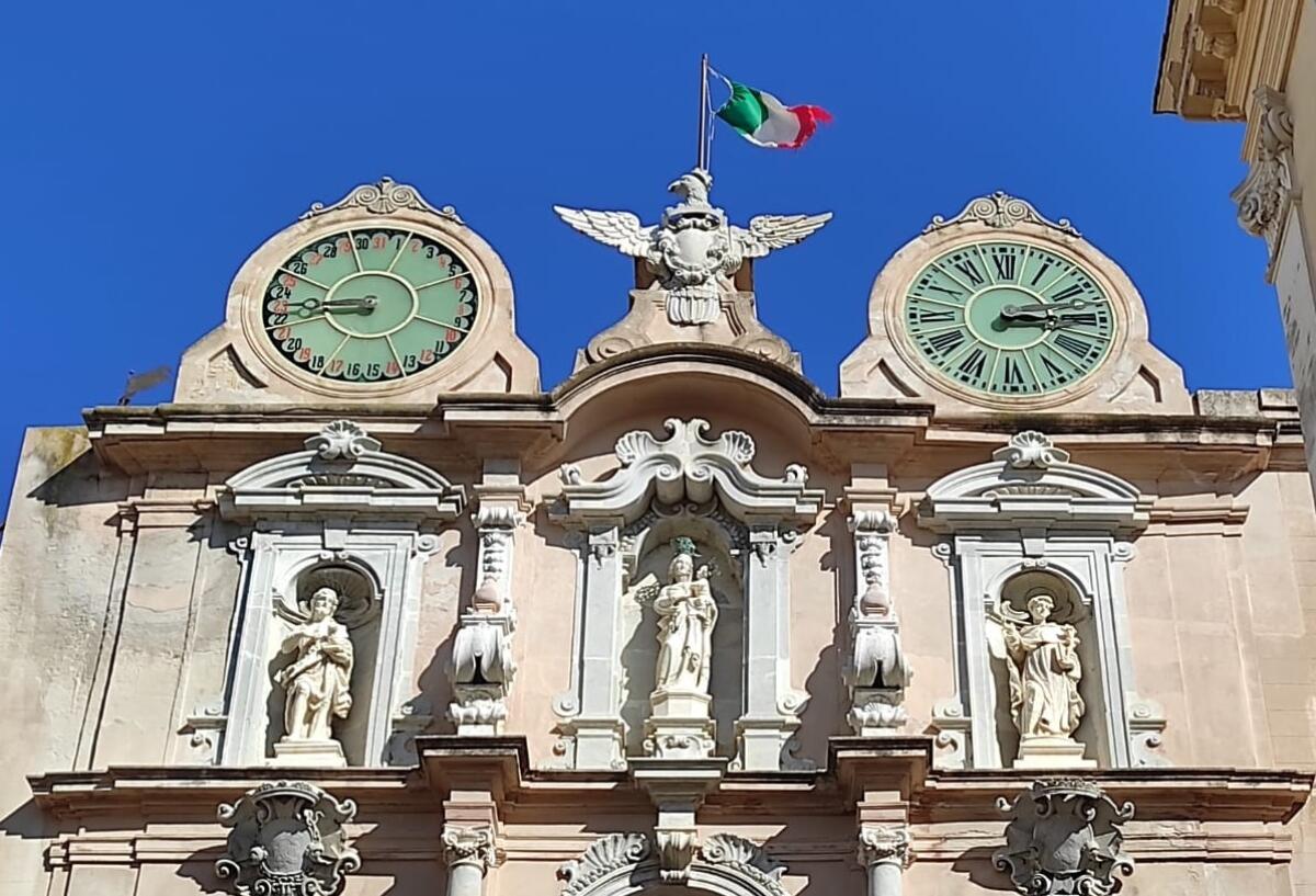 Comune di Trapani illumina di blu un monumento | Scopri il significato nascosto di questa scelta! - 