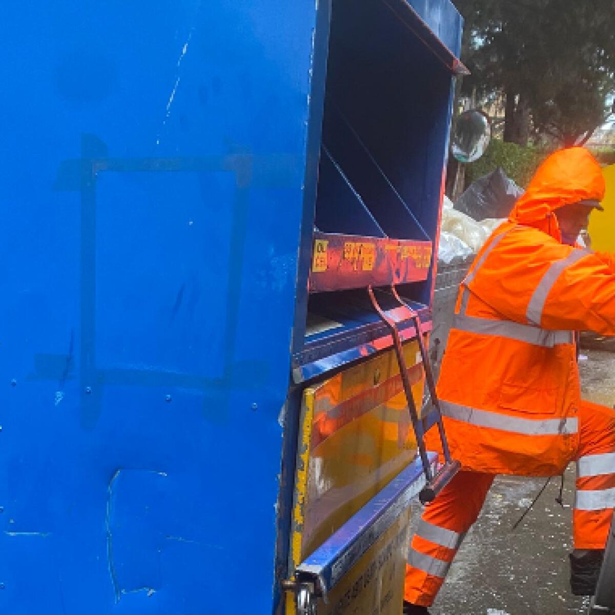 Palermo: Rimozione Contenitori Abiti Usati | Scopri il vero motivo dietro questa drastica decisione! -