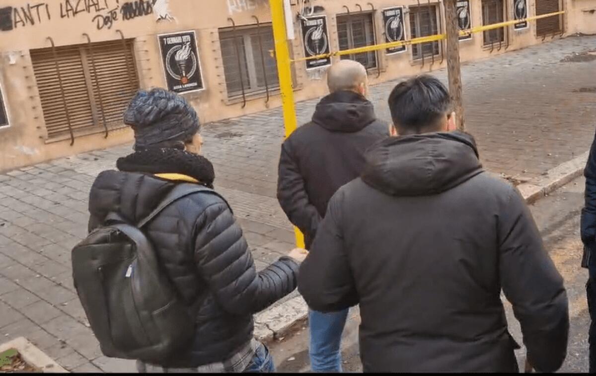 Urla di protesta dopo una commemorazione storica | È giusto celebrare o è solo un raduno di estremisti? - 