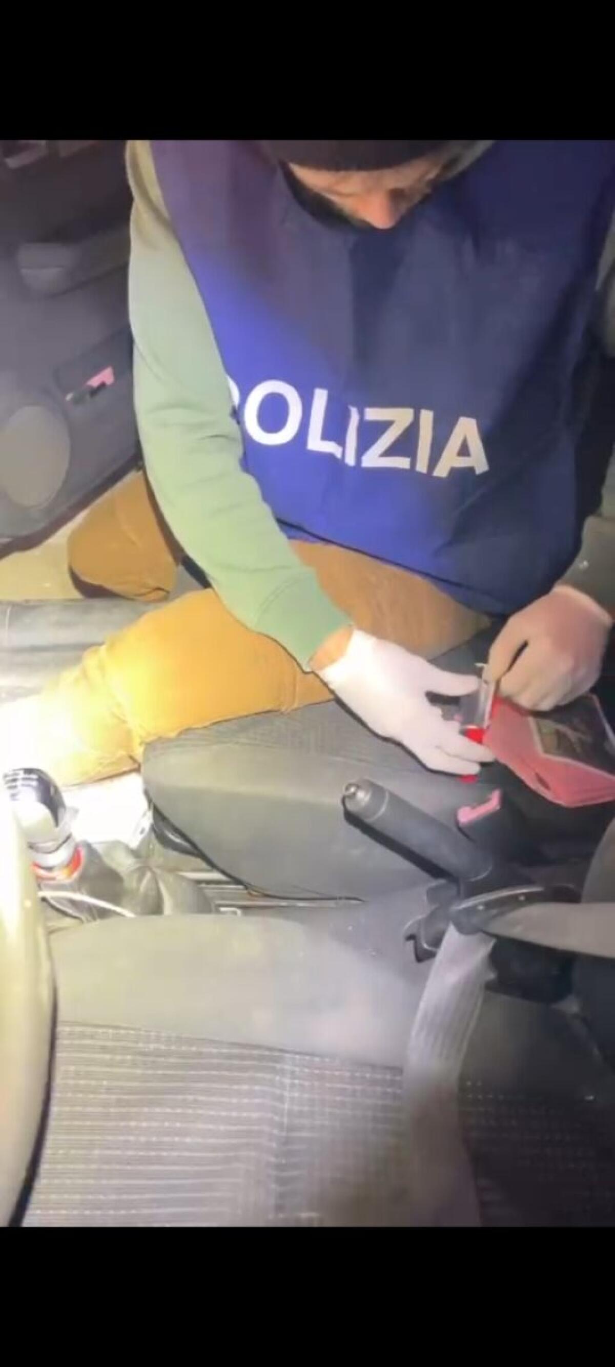 Scoperto un giovane spacciatore in auto | Cosa nascondeva davvero la Polizia?