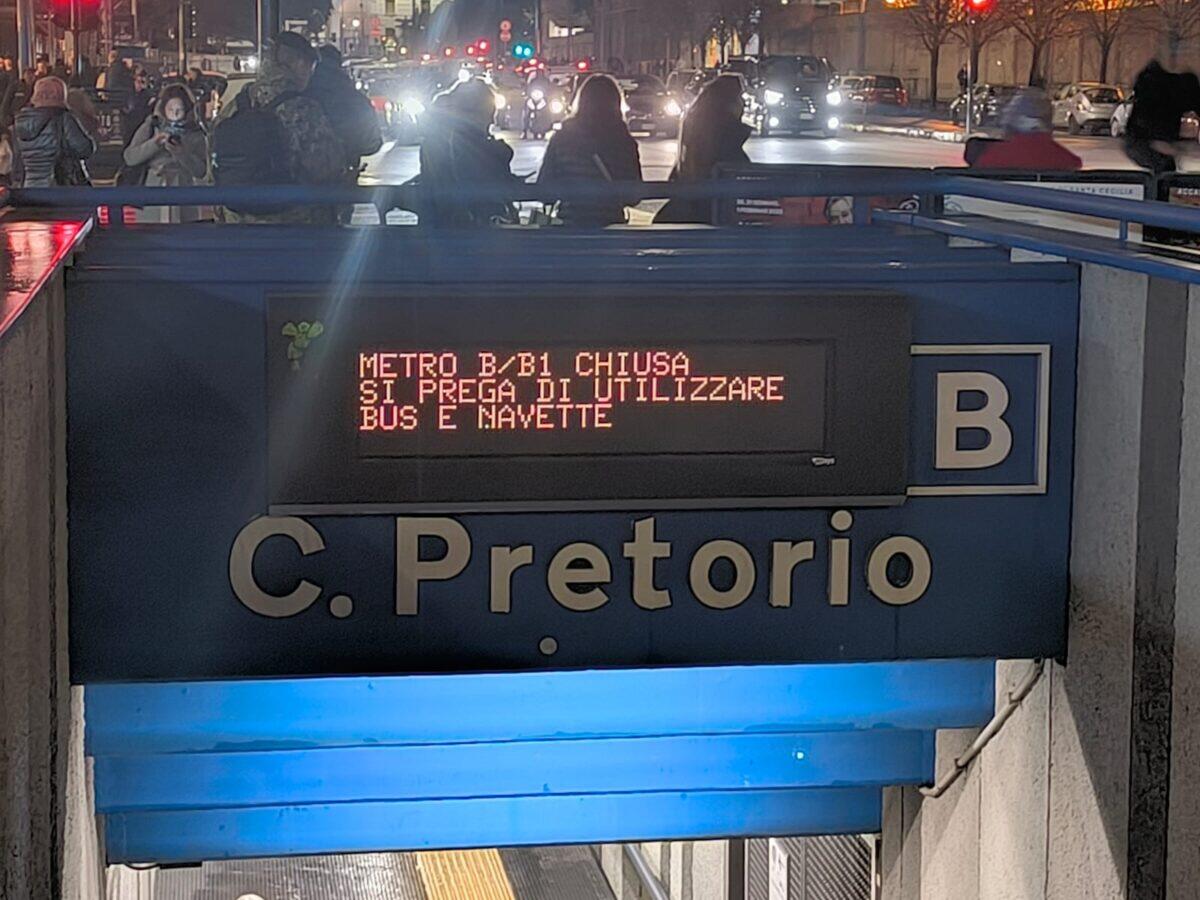 Metro B di Roma bloccata per un misterioso problema elettrico | Ecco cosa pochi sanno sui veri costi dei trasporti pubblici! - 