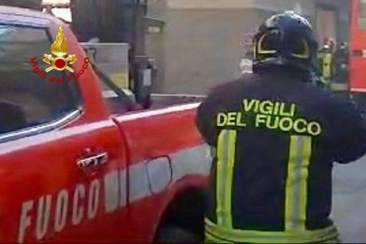 Vigili del Fuoco salvano la situazione in tangenziale | Cosa hanno scoperto sull'incendio improvviso di un furgone?