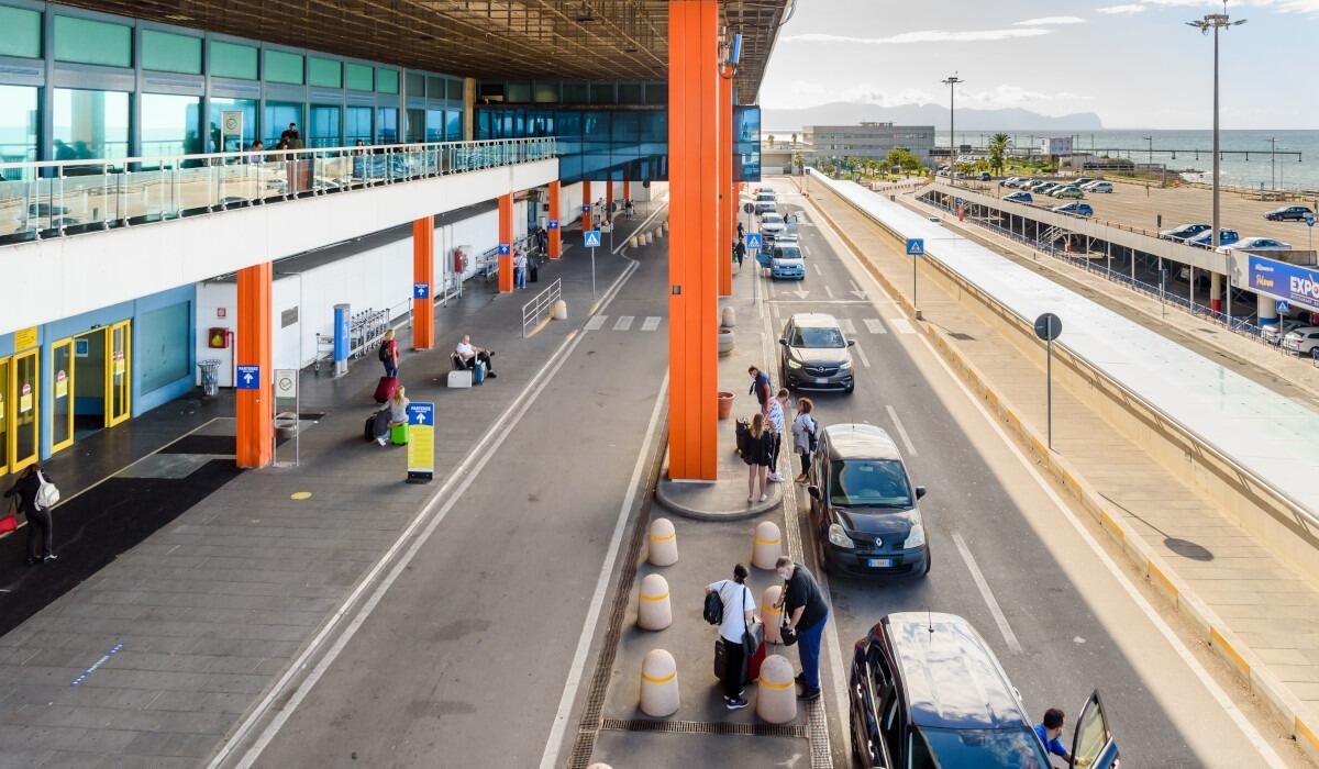 Aeroporto di Palermo lancia totem letterari | Scopri perché i viaggiatori li adorano!