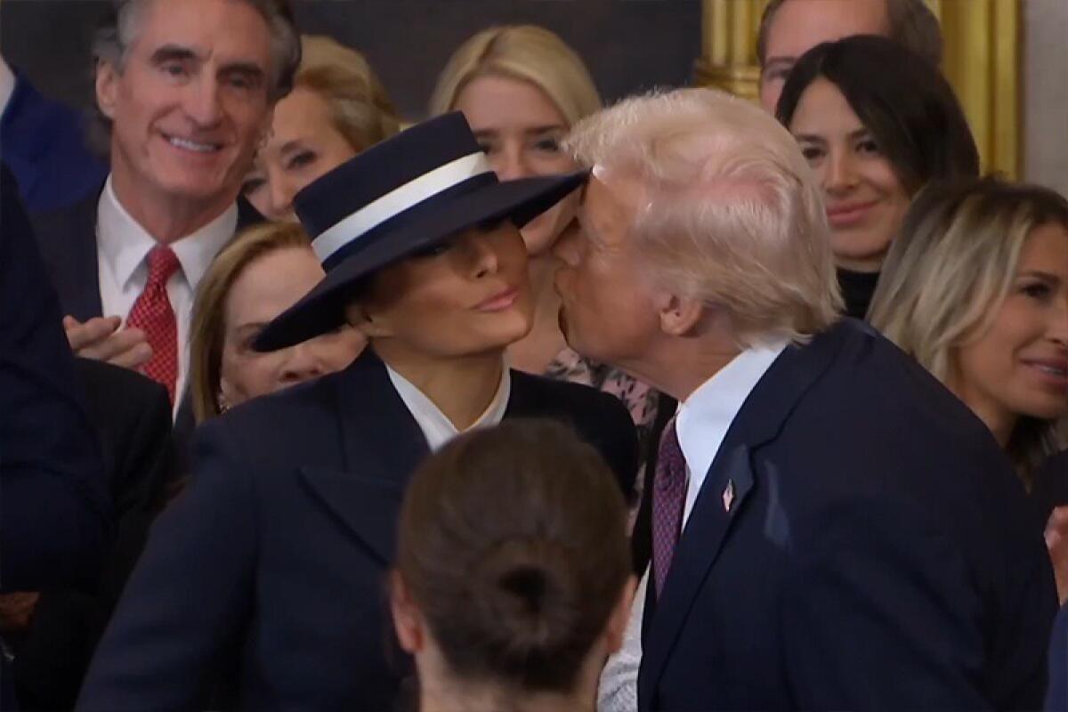 Il bacio mancato con Trump | Melania sta davvero cercando di allontanarsi? - 