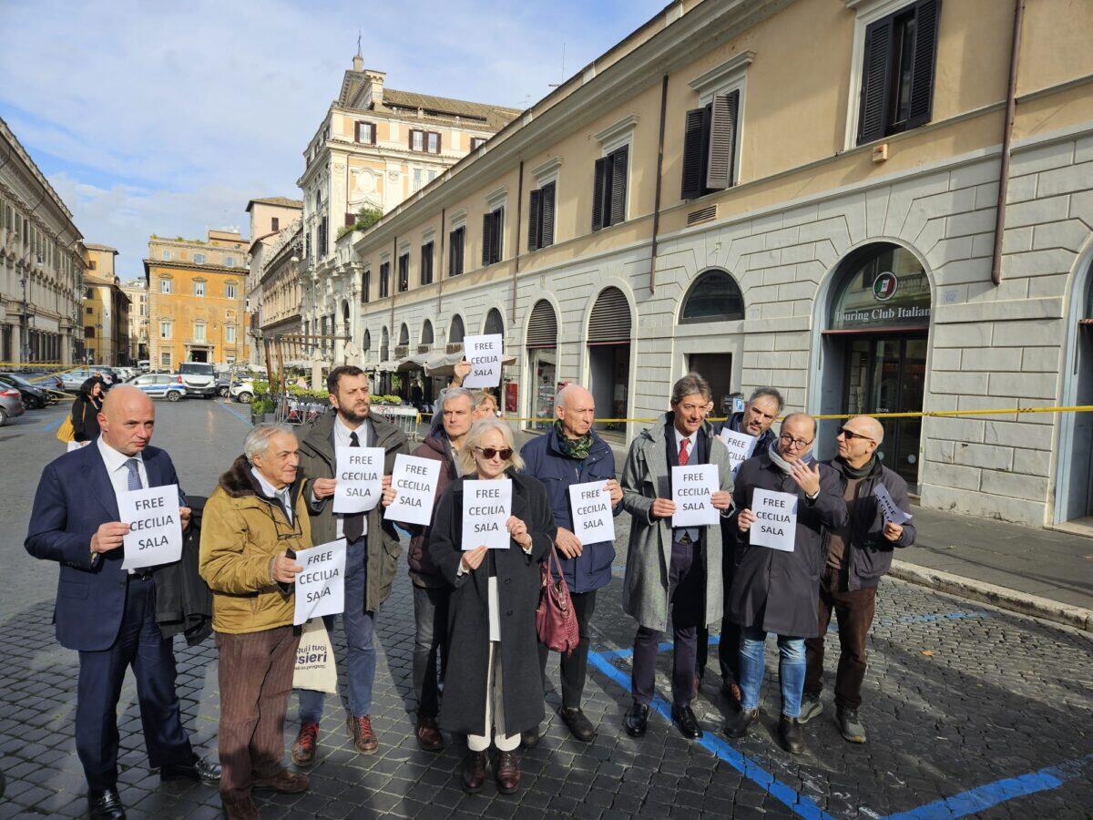 Un Sit-in Silenzioso a Roma | Cosa Nasconde il Caso di Cecilia Sala? - 