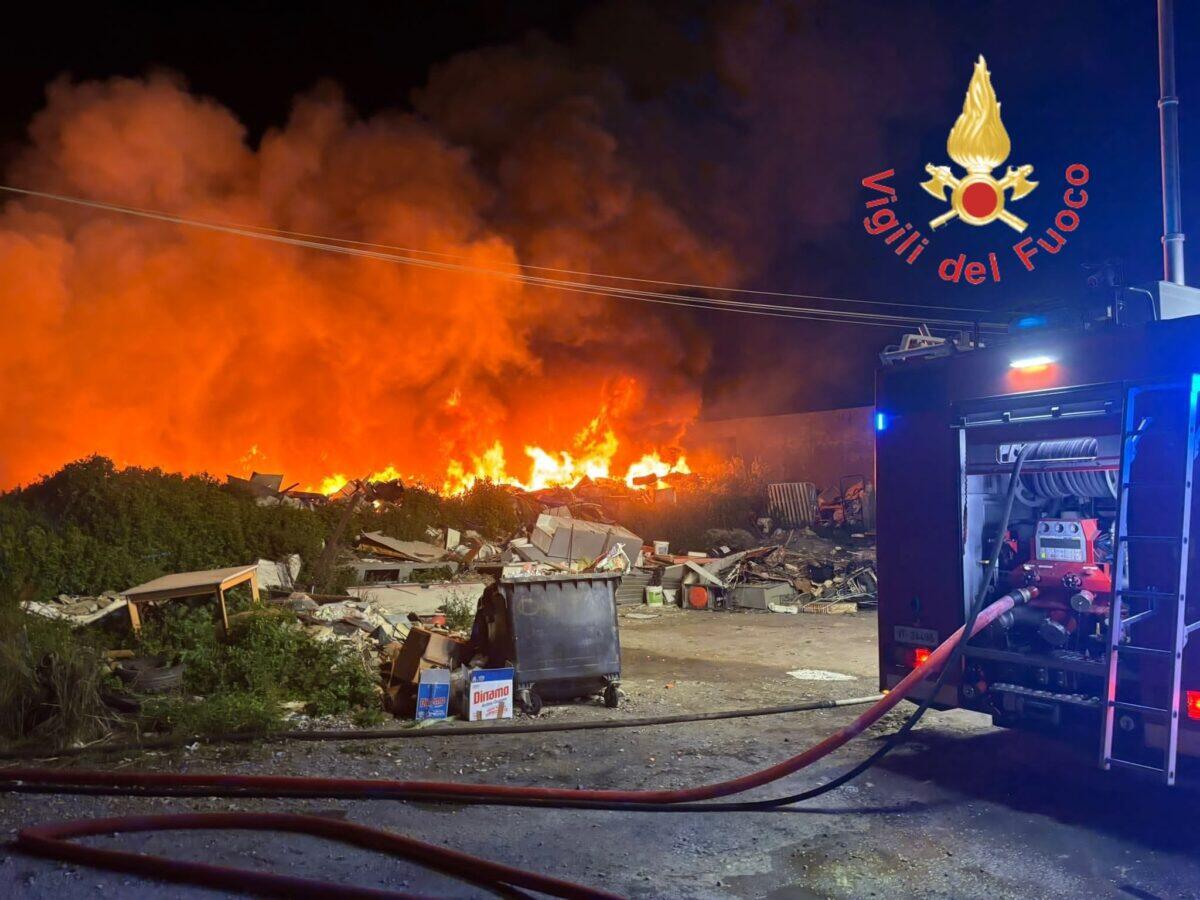 Incendio devastante a Catanzaro | La verità sulla discarica abusiva e il mistero che la circonda! - 