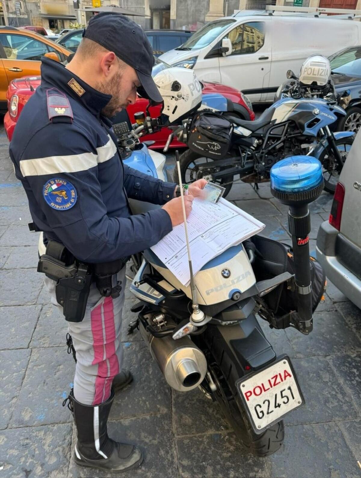 A Catania la Polizia svela l'oscuro mondo dei parcheggiatori abusivi | Quanti di loro riescono a sfuggire alla legge?