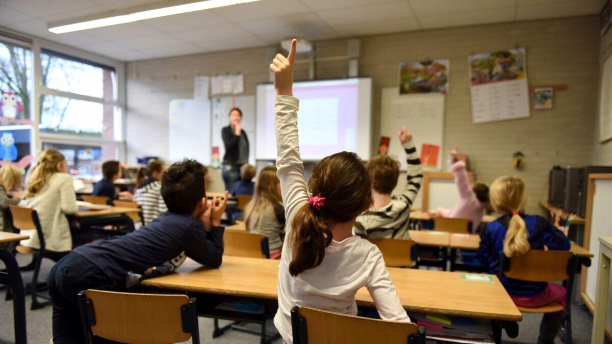 Iscrizioni scolastiche 2025/26 slittano di due settimane | Scopri perché questa mossa potrebbe cambiare tutto per le famiglie! - 