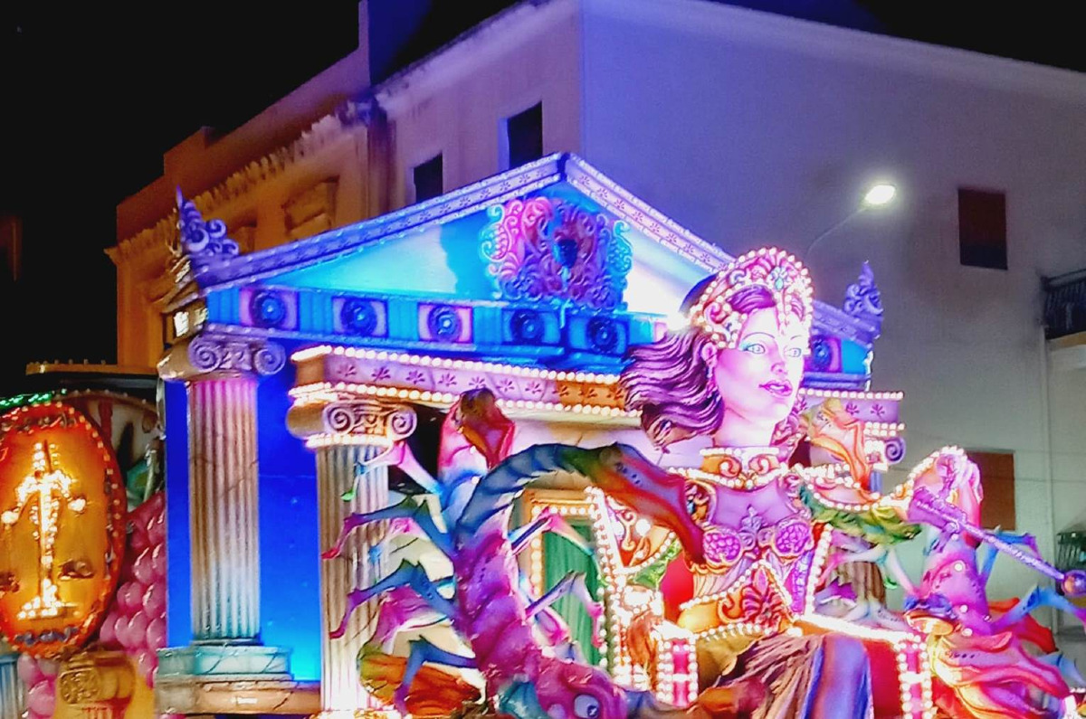 Il Carnevale di Acireale, a Catania | I carri più folli e spettacolari d’Italia che devi assolutamente vedere - 