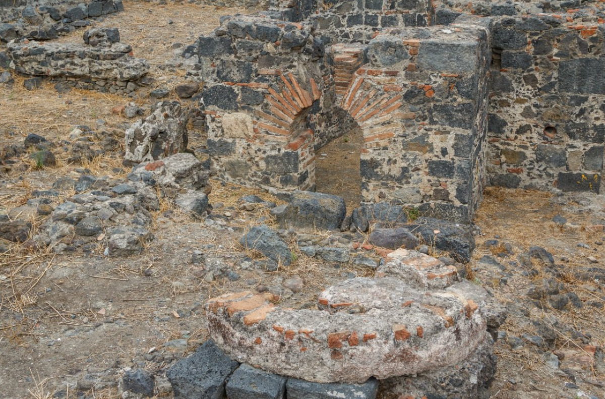 I resti del porto romano di Catania | La città sommersa dal mare e le sue rovine perdute - 